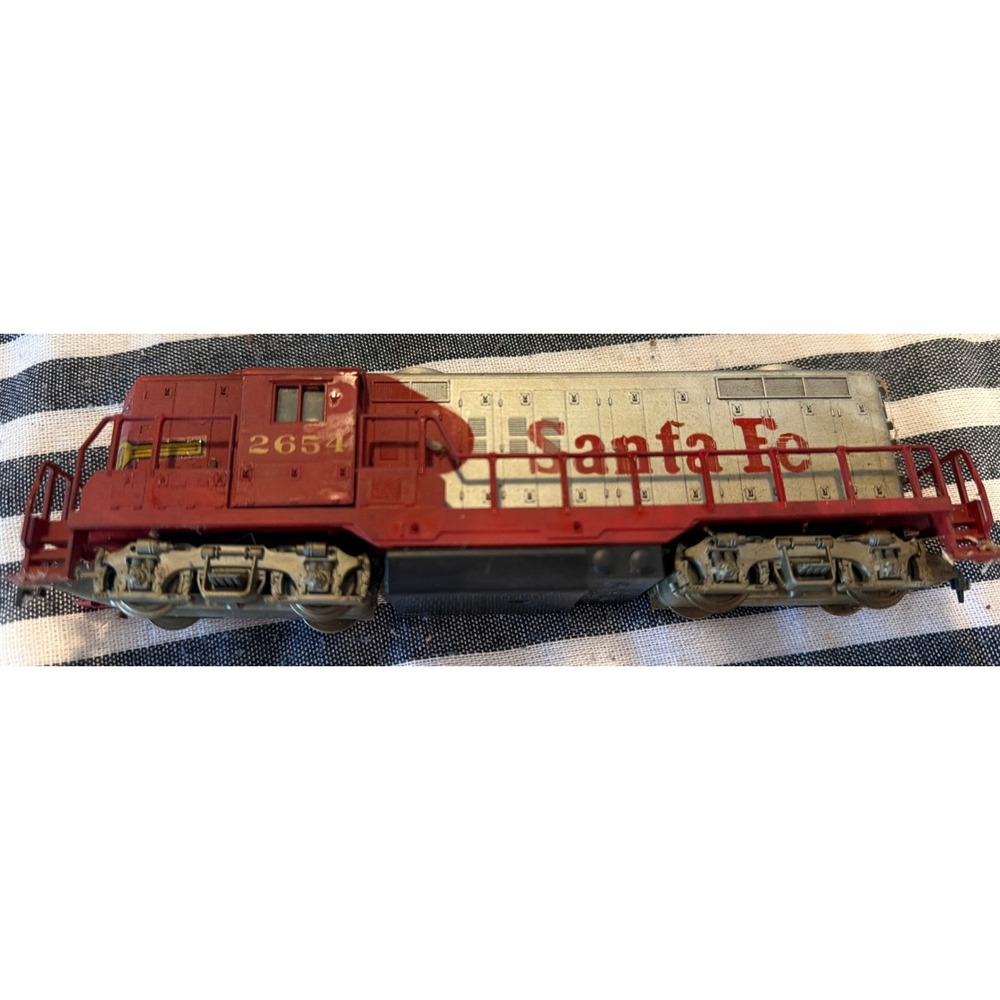 Santa Fe 2654 Diesel Locomotive Engine Red Silver Warbonnet HO Scale Train